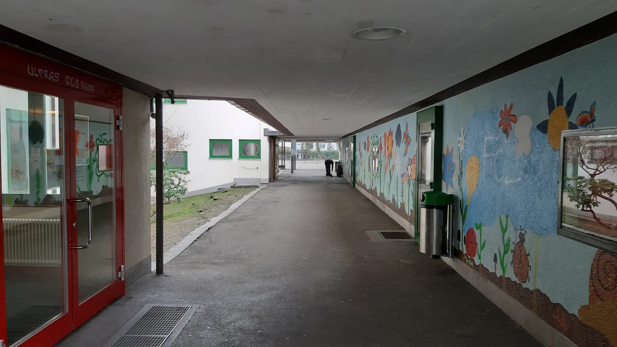 Hier durften sich die Schüler künstlerisch betätigen. (Archiv) Schulhauswand mit Malereien.